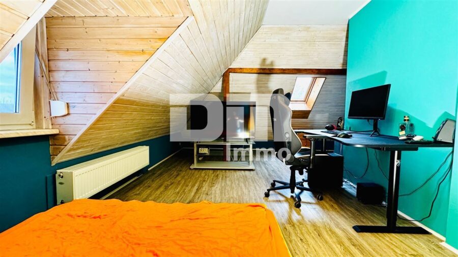 Modernisiertes Reihenendhaus mit Garten in gesuchtem Wohnquartier - DG Dachstudio / Wohnraum